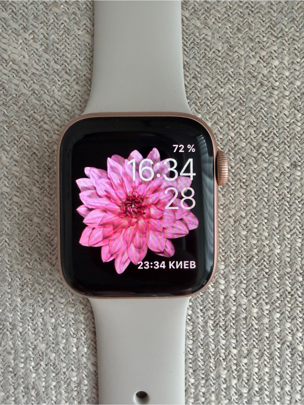 Apple Watch Series 4 40mm Rose Gold GPS w/ Beige Gray Sport Band